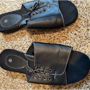 Black flat sandal with a tie up side accent